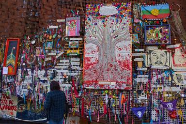 Artistic expressions multiplied throughout Chile during the social uprising. The Gabriel Mistral cultural center and its walls were transformed into a beautiful expression of artistic protest with collages, graffiti, illustrations, among other art techniques used.